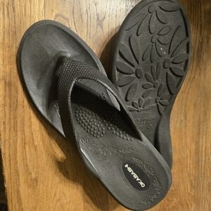 Okabashi Black Women's Rubber Flip Flops with Floral Sole